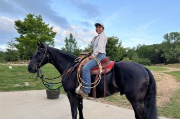 1435477_cash-extra-broke-fun-flashy-clinton-anderson-trained-friesia_photo_6_1655772428_img